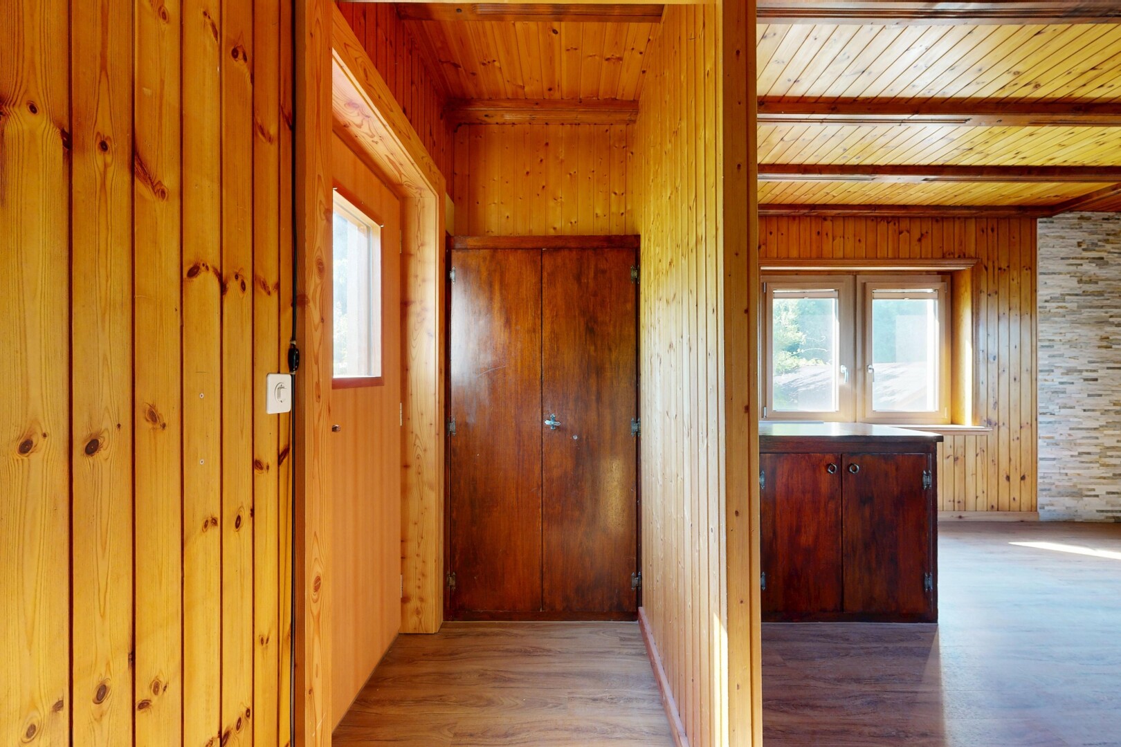 couloir avec mur en bois, wood wall, sol en finition bois, wood finish floor, et inside property