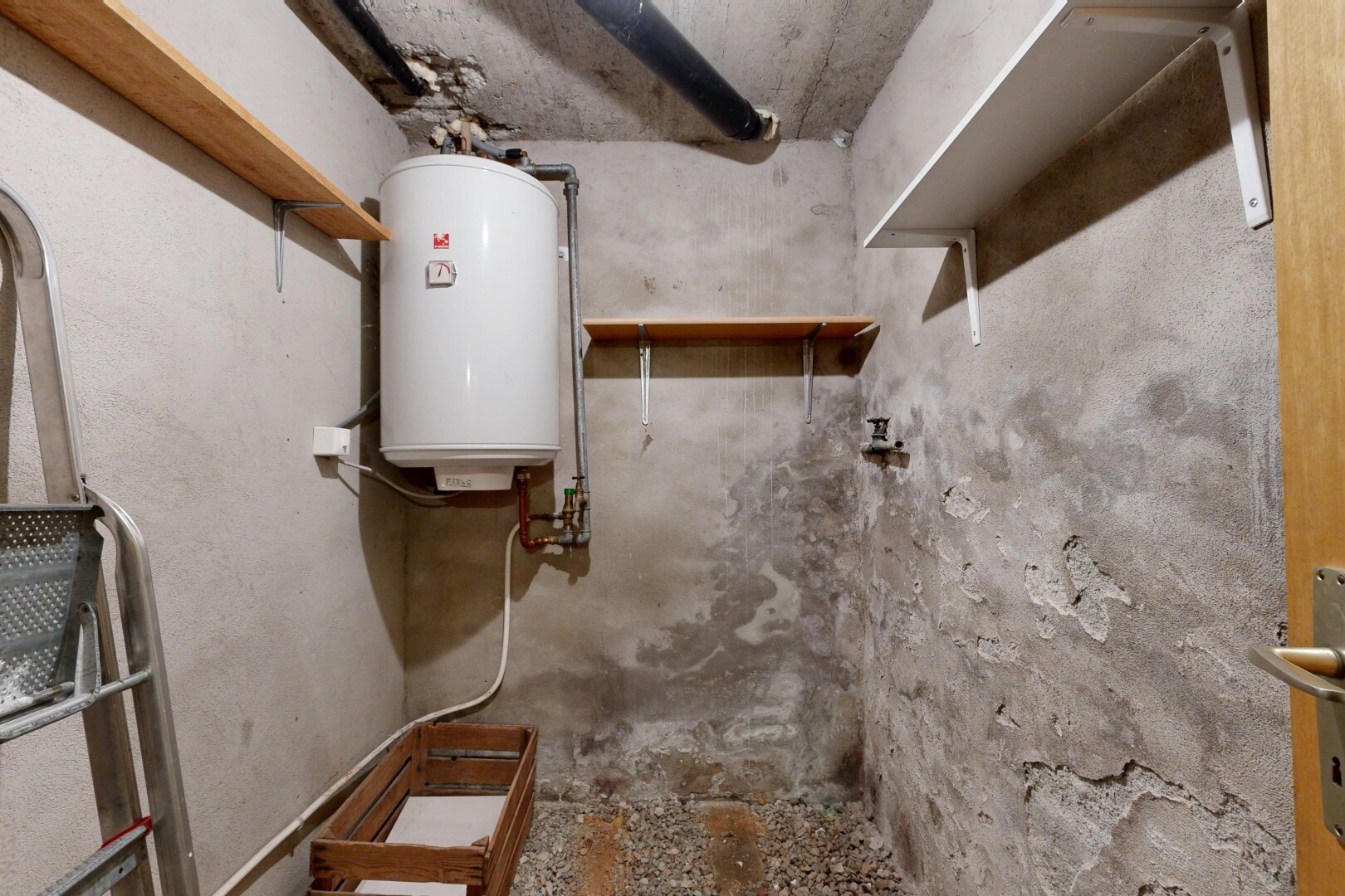 détails avec heating / cooling, wall, chauffe-eau, mur en béton, et concrete wall