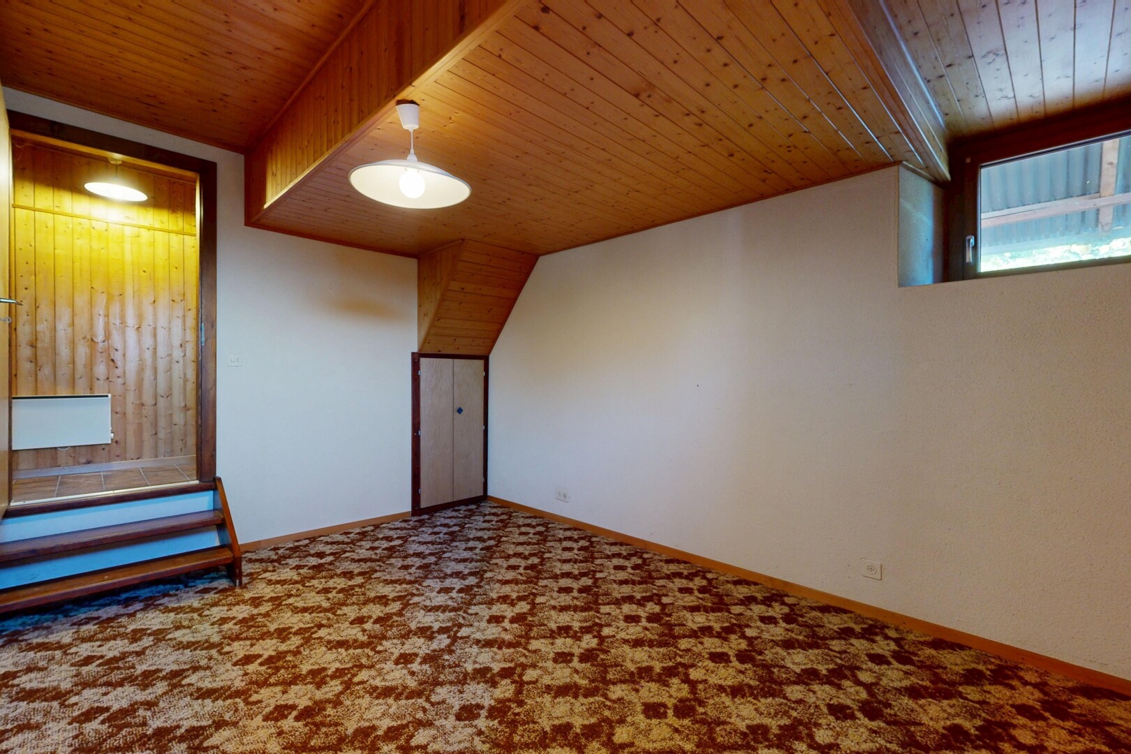 pièce vide avec plafond en bois, wood ceiling, inside property, plafond bas, et low ceiling