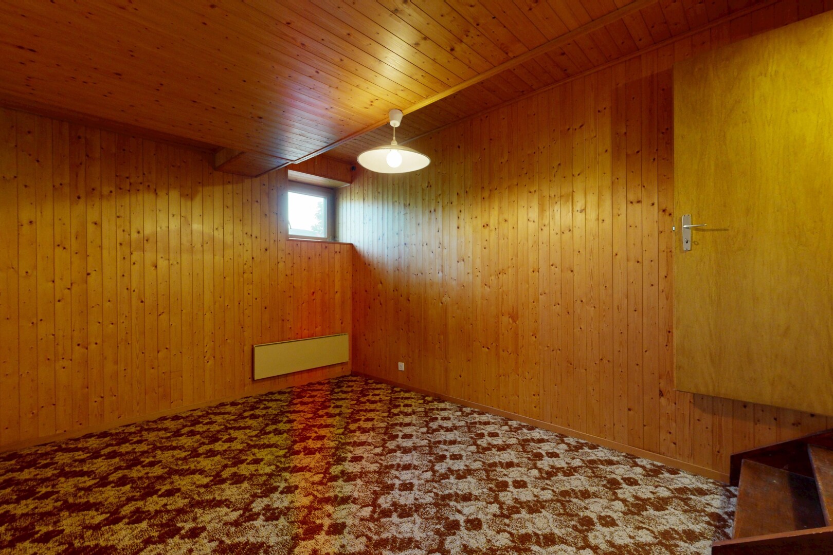 pièce vide avec lumière naturelle, natural light, inside property, plafond en bois, et wood ceiling
