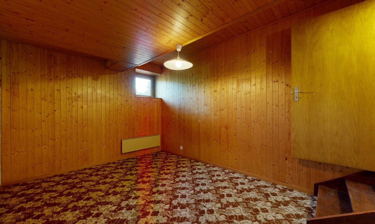 pièce vide avec lumière naturelle, natural light, inside property, plafond en bois, et wood ceiling