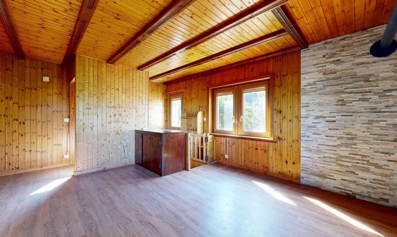 pièce vide avec plafond à poutres, beamed ceiling, lumière naturelle, natural light, et sol en finition bois