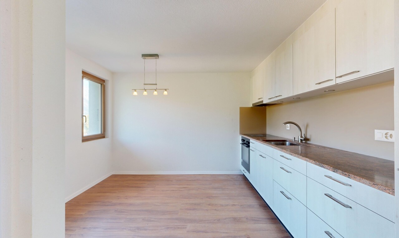 cuisine avec sol en finition bois, wood finish floor, cloison sèche, drywall, et éclairage suspendu