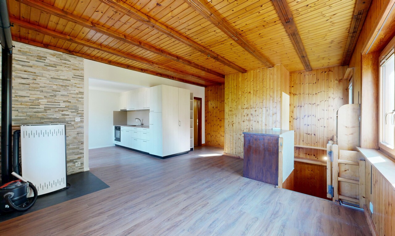 pièce vide avec plafond à poutres, beamed ceiling, sol en finition bois, wood finish floor, et plafond en bois