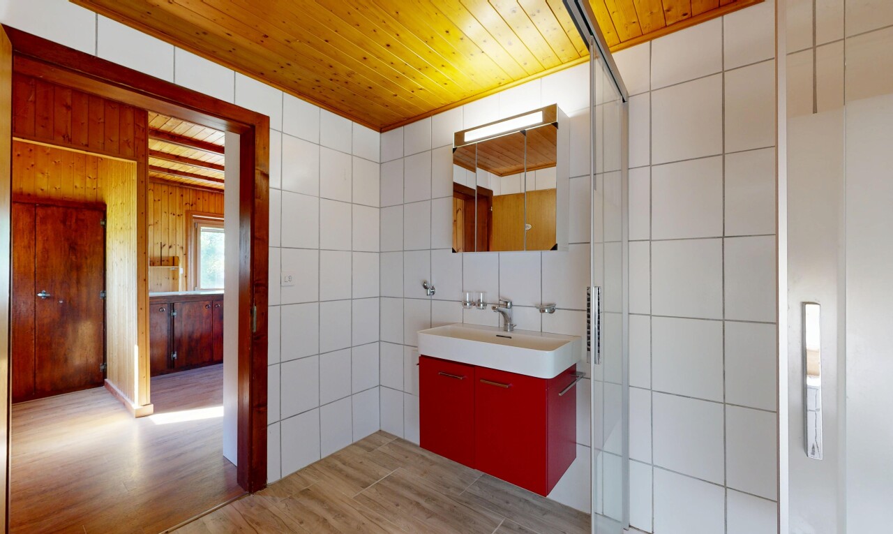 cuisine avec light floor, inside property, évier, sol en finition bois, et wood finish floor