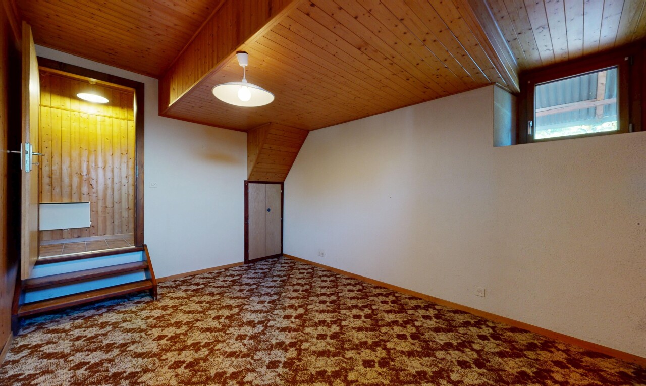 pièce vide avec plafond en bois, wood ceiling, inside property, plafond bas, et low ceiling