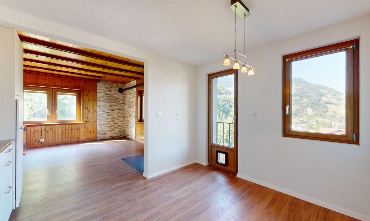 pièce vide avec inside property, sol en finition bois, wood finish floor, lumière naturelle, et natural light