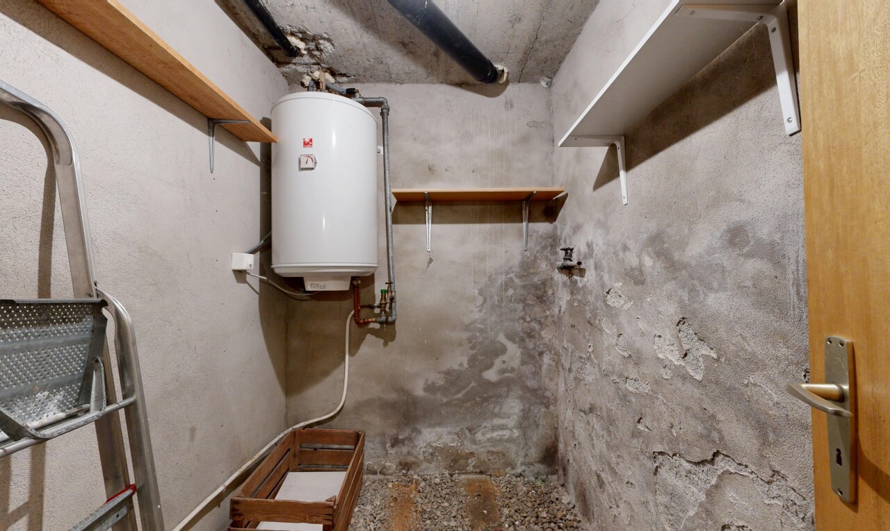 détails avec heating / cooling, wall, chauffe-eau, mur en béton, et concrete wall