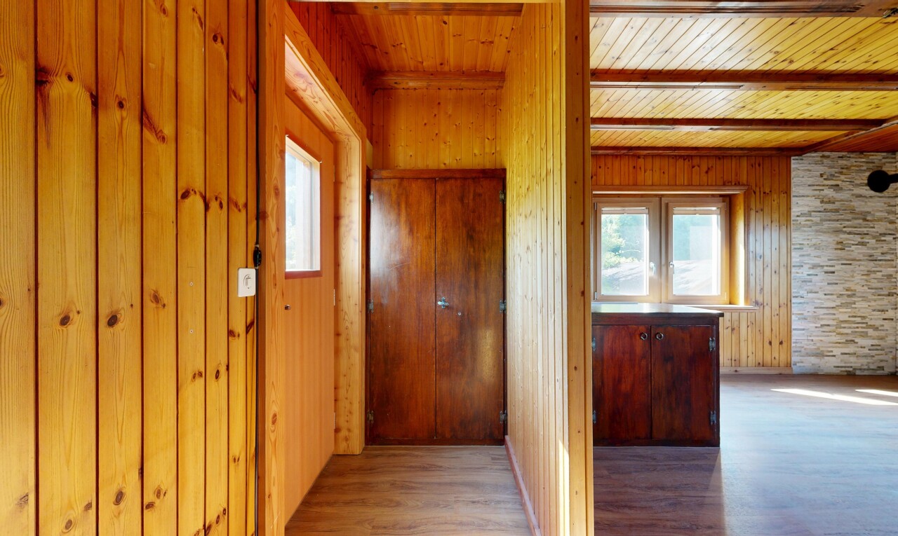 couloir avec mur en bois, wood wall, sol en finition bois, wood finish floor, et inside property