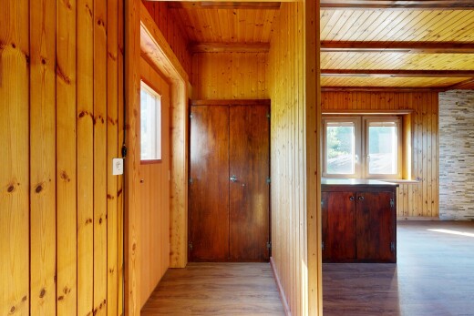 couloir avec mur en bois, wood wall, sol en finition bois, wood finish floor, et inside property