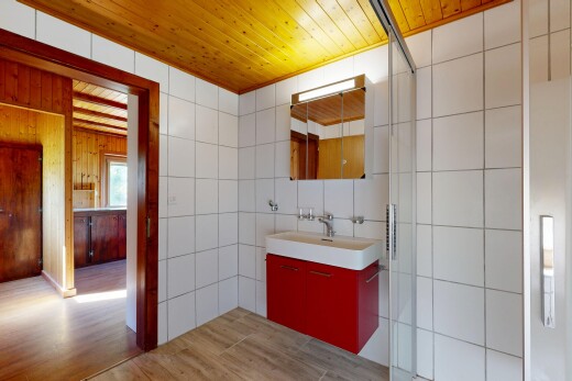 cuisine avec light floor, inside property, évier, sol en finition bois, et wood finish floor