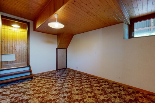 pièce vide avec plafond en bois, wood ceiling, inside property, plafond bas, et low ceiling