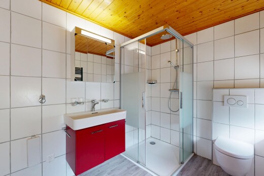 salle de bains avec mur en carrelage, tile wall, lavabo (ou coiffeuse selon le contexte), salle de bain complète, et douche