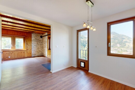 pièce vide avec inside property, sol en finition bois, wood finish floor, lumière naturelle, et natural light