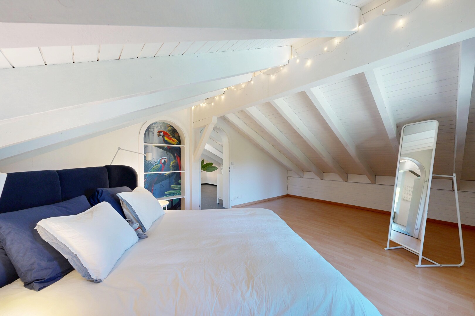 zimmer / schlafzimmer mit holzfußboden, wood finish floor, inside property, niedrige decke, und low ceiling
