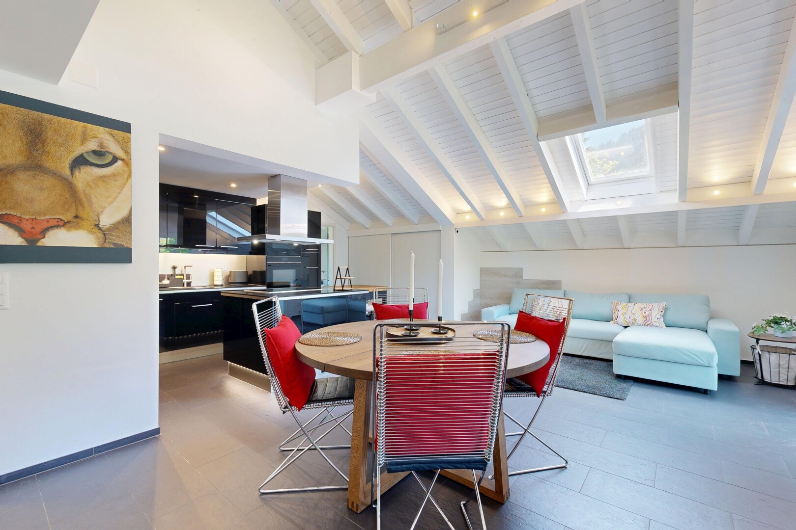 wohn- / esszimmer mit balkendecke, beamed ceiling, dachfenster, inside community, und gipskartonwand