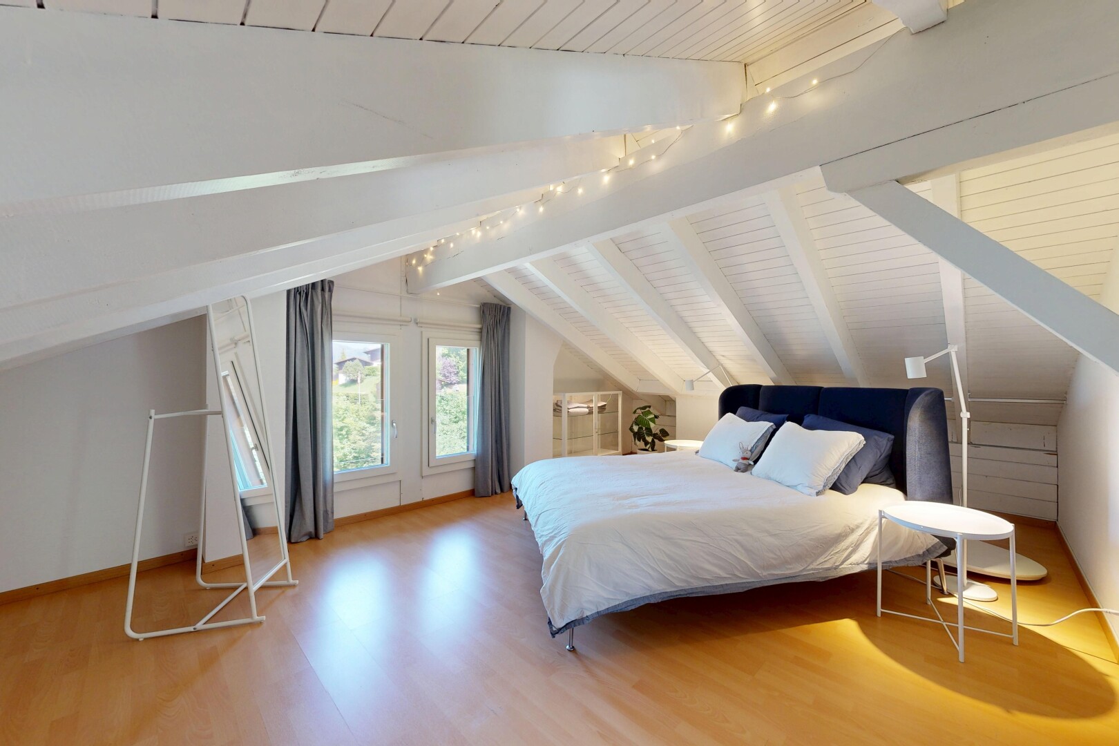 zimmer / schlafzimmer mit balkendecke, beamed ceiling, inside property, dachschräge, und vaulted ceiling