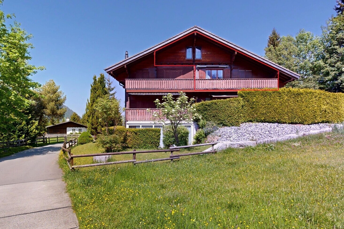 außenansicht mit day time, rasen, horizontale verkleidung, property visible, und balkon