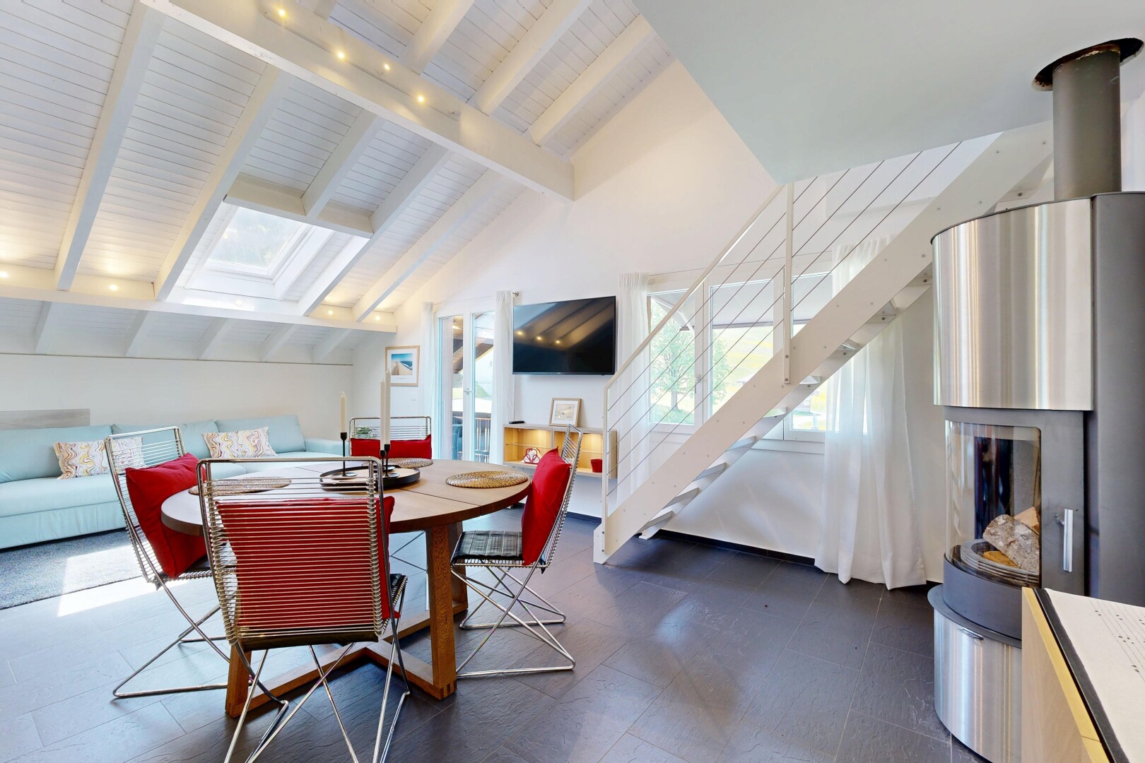 esszimmer mit inside property, beamed ceiling, balkendecke, fernseher, und treppen