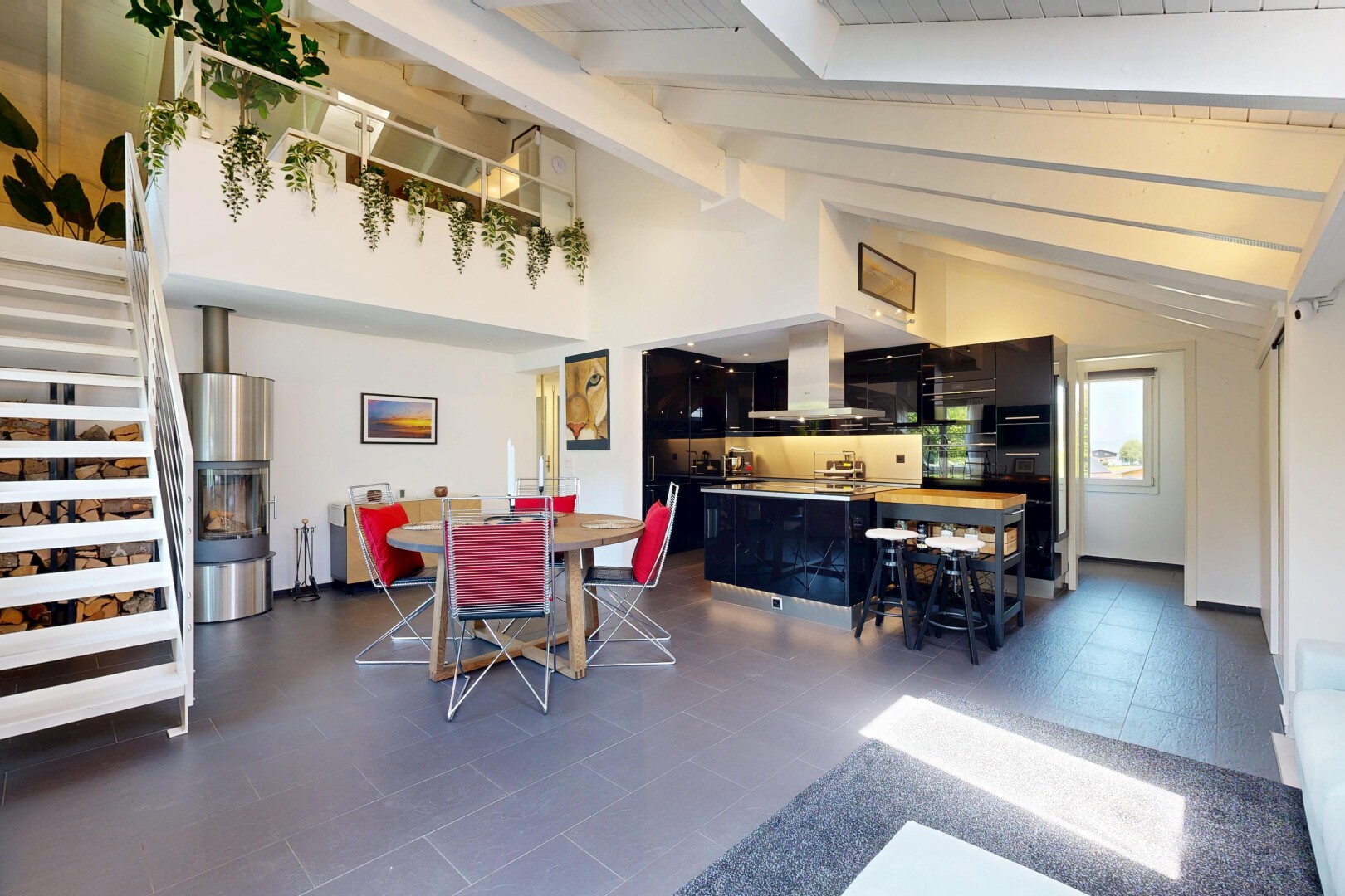 esszimmer mit treppen, balkendecke, beamed ceiling, dark floor, und inside property