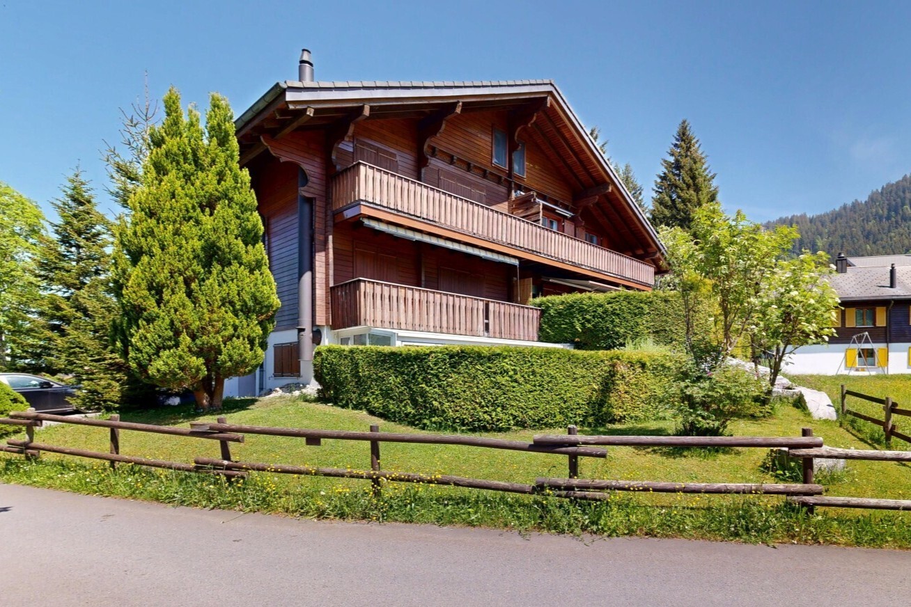 außenansicht mit day time, horizontale verkleidung, zaun, rasen, und balkon