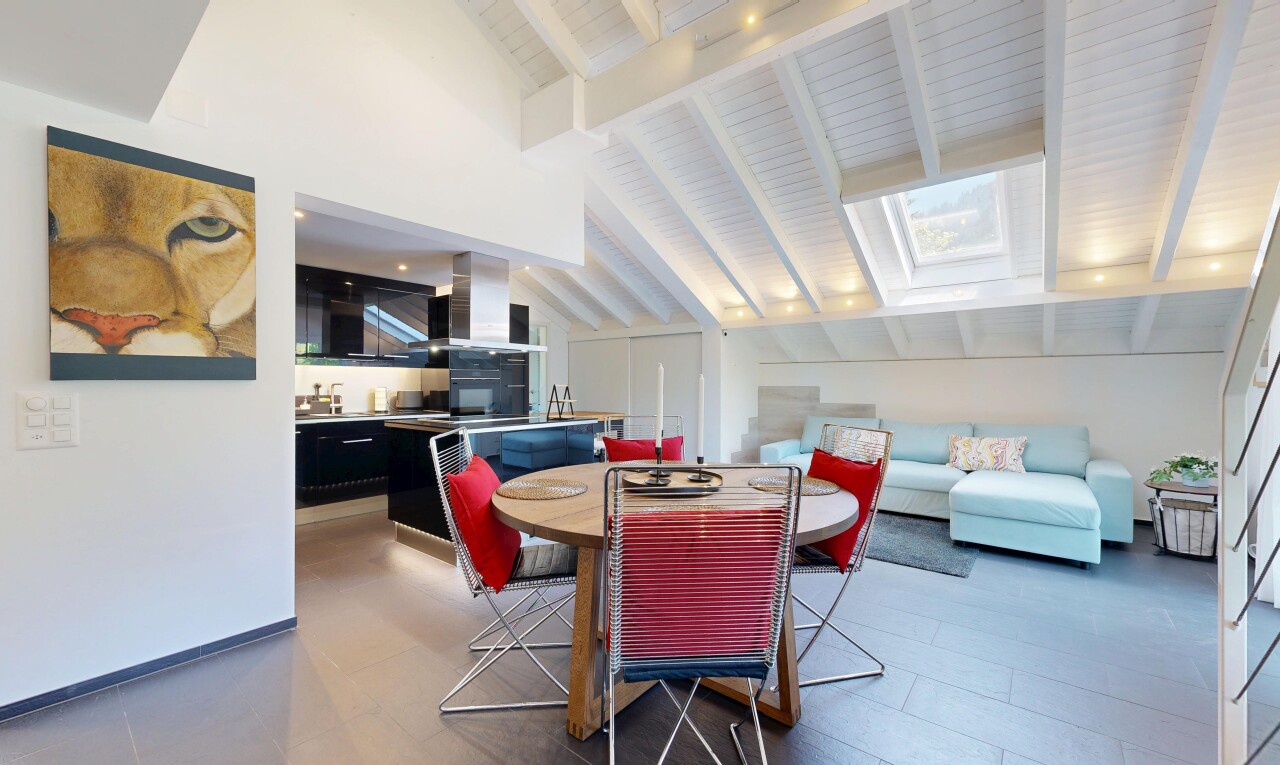 wohn- / esszimmer mit balkendecke, beamed ceiling, dachfenster, inside community, und gipskartonwand