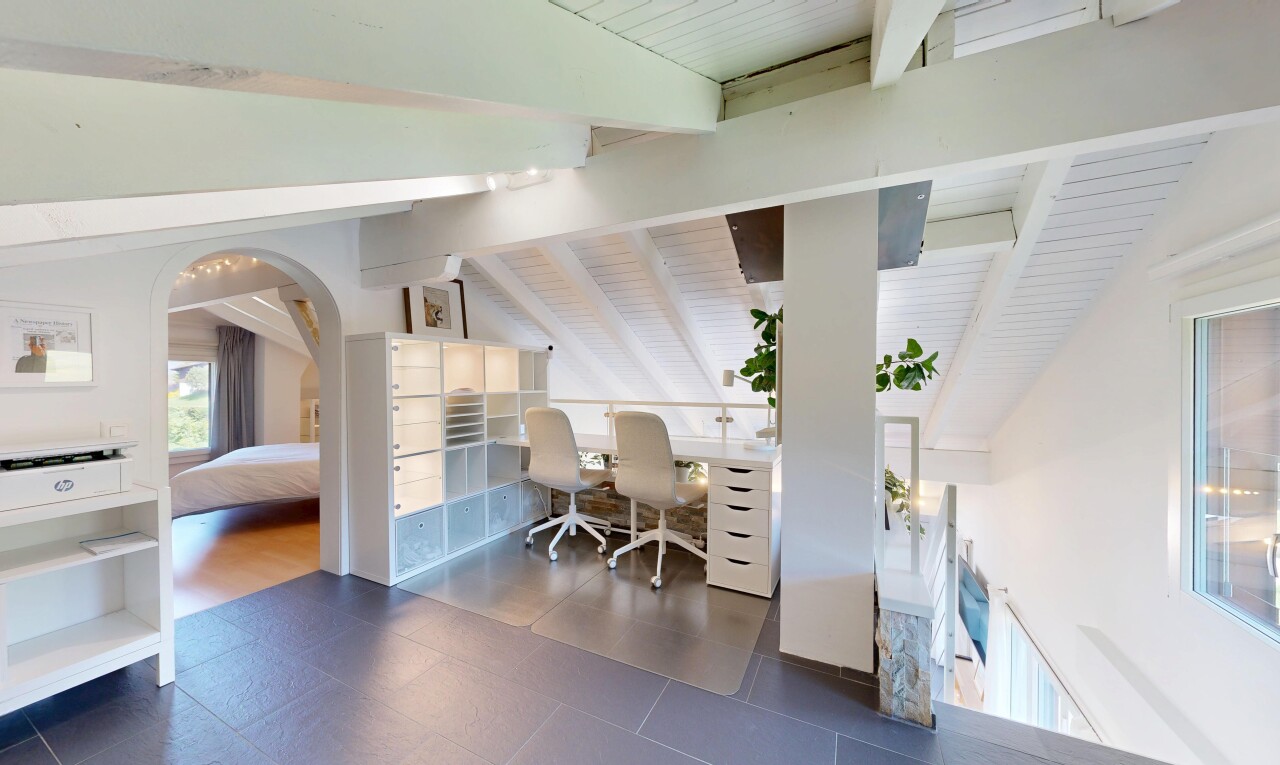 büro mit inside property, dachschräge, vaulted ceiling, natürliches licht, und natural light