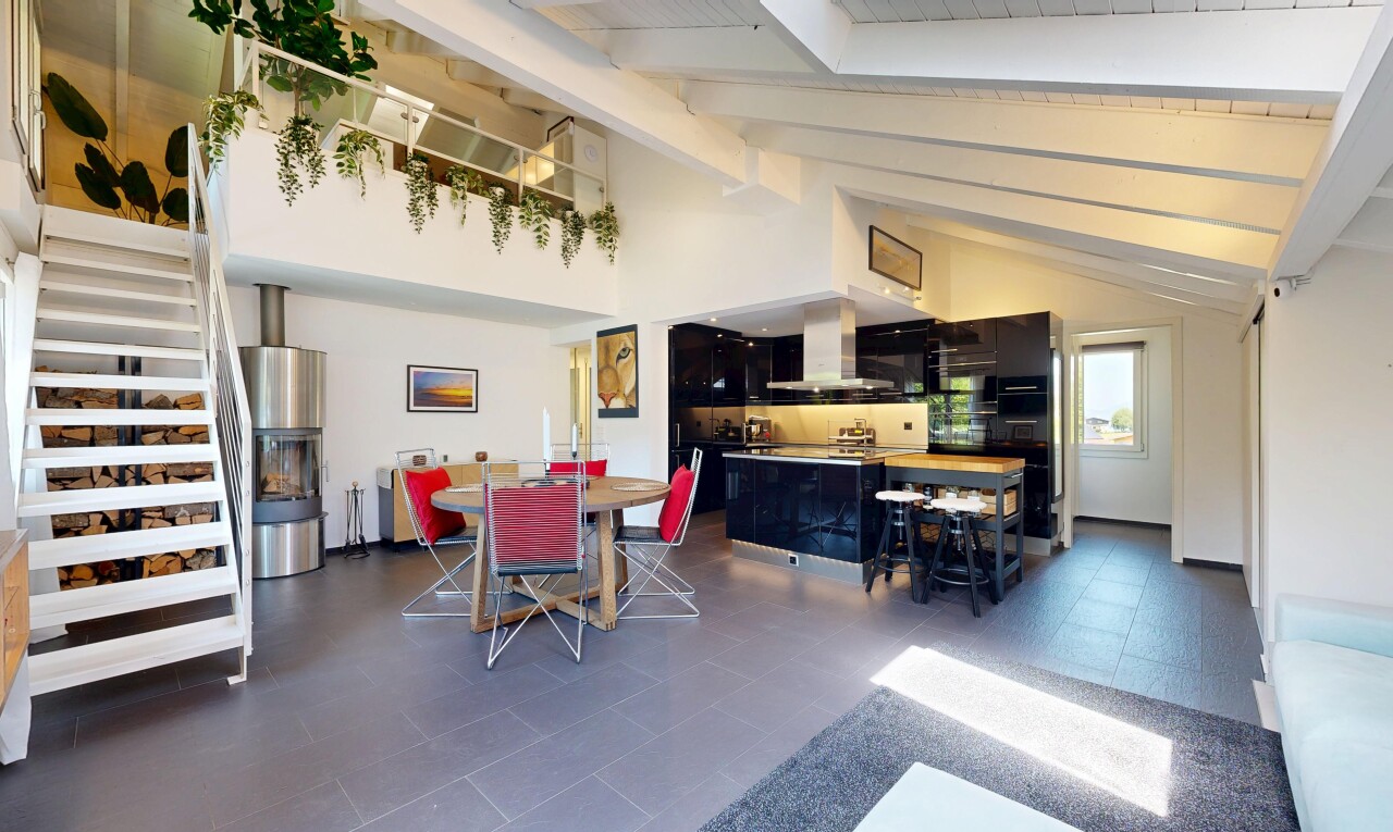 esszimmer mit treppen, balkendecke, beamed ceiling, dark floor, und inside property
