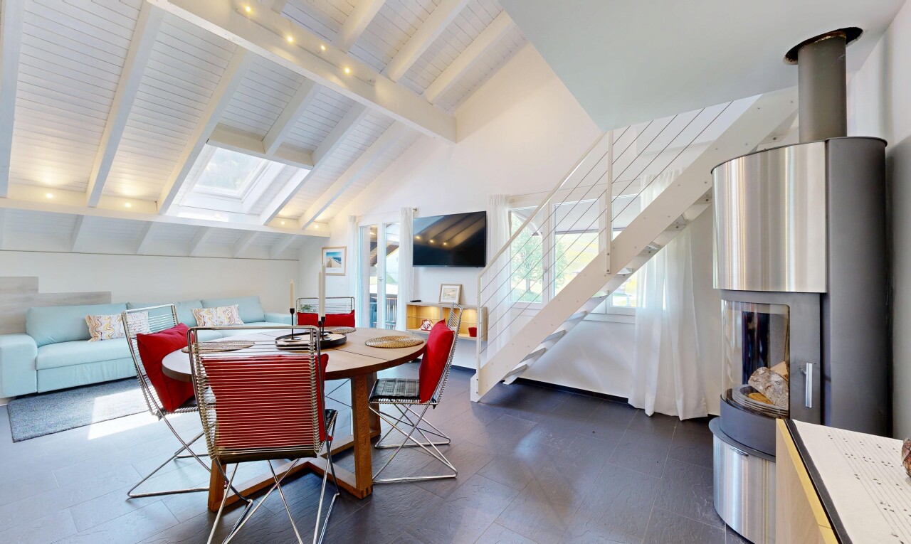 esszimmer mit inside property, beamed ceiling, balkendecke, fernseher, und treppen