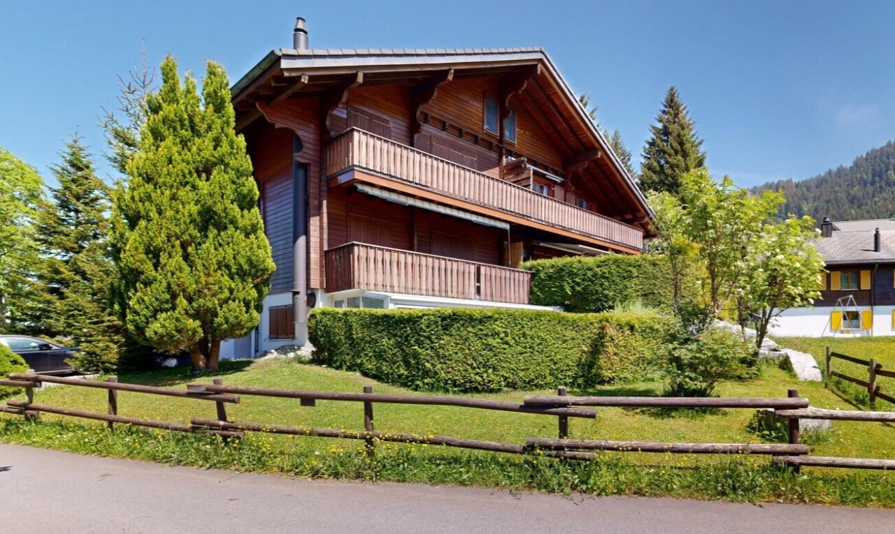 außenansicht mit day time, horizontale verkleidung, zaun, rasen, und balkon