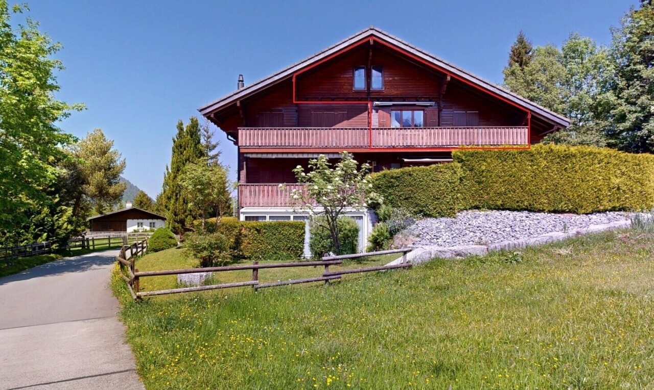 außenansicht mit day time, rasen, horizontale verkleidung, property visible, und balkon