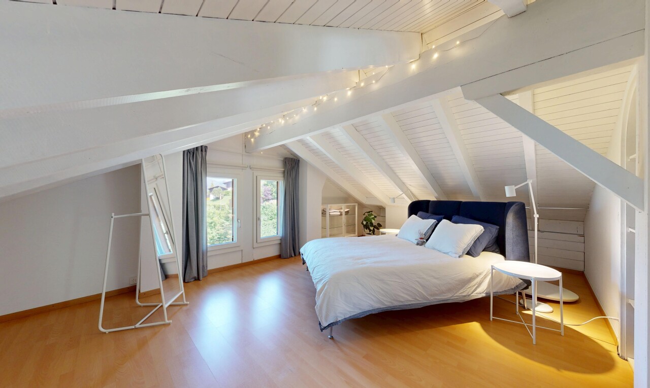 zimmer / schlafzimmer mit balkendecke, beamed ceiling, inside property, dachschräge, und vaulted ceiling