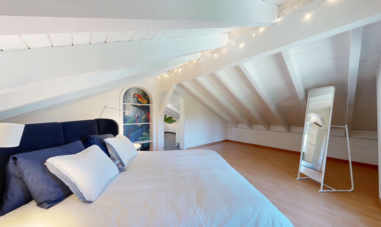 zimmer / schlafzimmer mit holzfußboden, wood finish floor, inside property, niedrige decke, und low ceiling