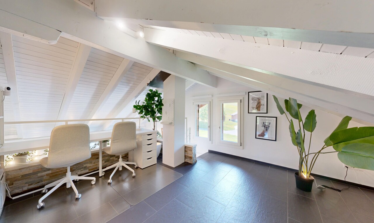 büro mit balkendecke, beamed ceiling, inside property, natürliches licht, und natural light