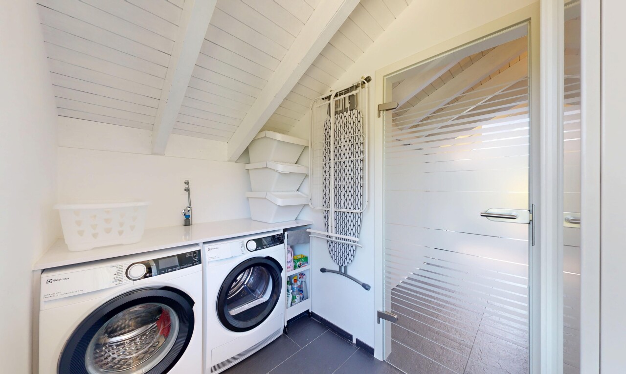 wäschekammer mit dark floor, balkendecke, beamed ceiling, inside property, und tumbler