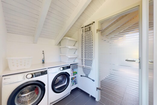 wäschekammer mit dark floor, balkendecke, beamed ceiling, inside property, und tumbler