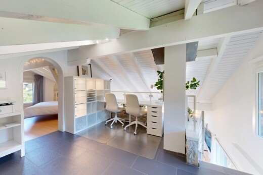 büro mit inside property, dachschräge, vaulted ceiling, natürliches licht, und natural light