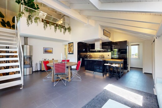 esszimmer mit treppen, balkendecke, beamed ceiling, dark floor, und inside property