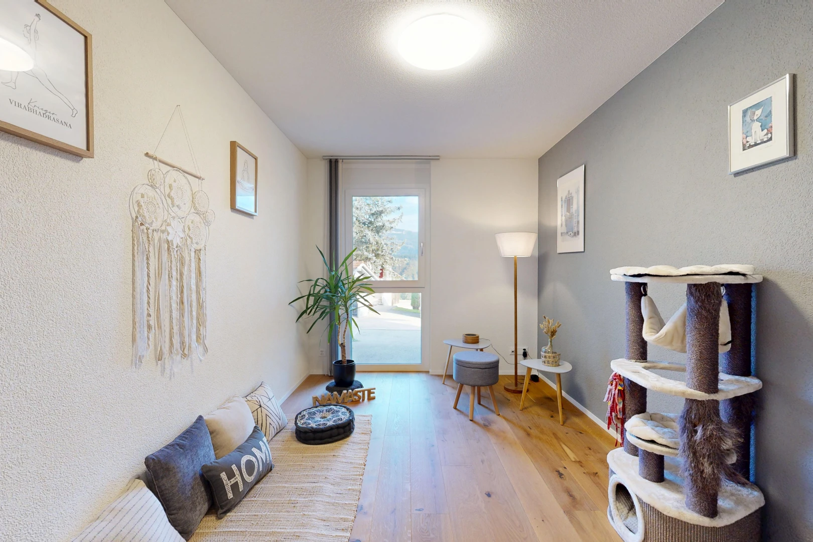 salon avec wood finish floor, sol en finition bois, inside property, light floor, et accès à l'extérieur