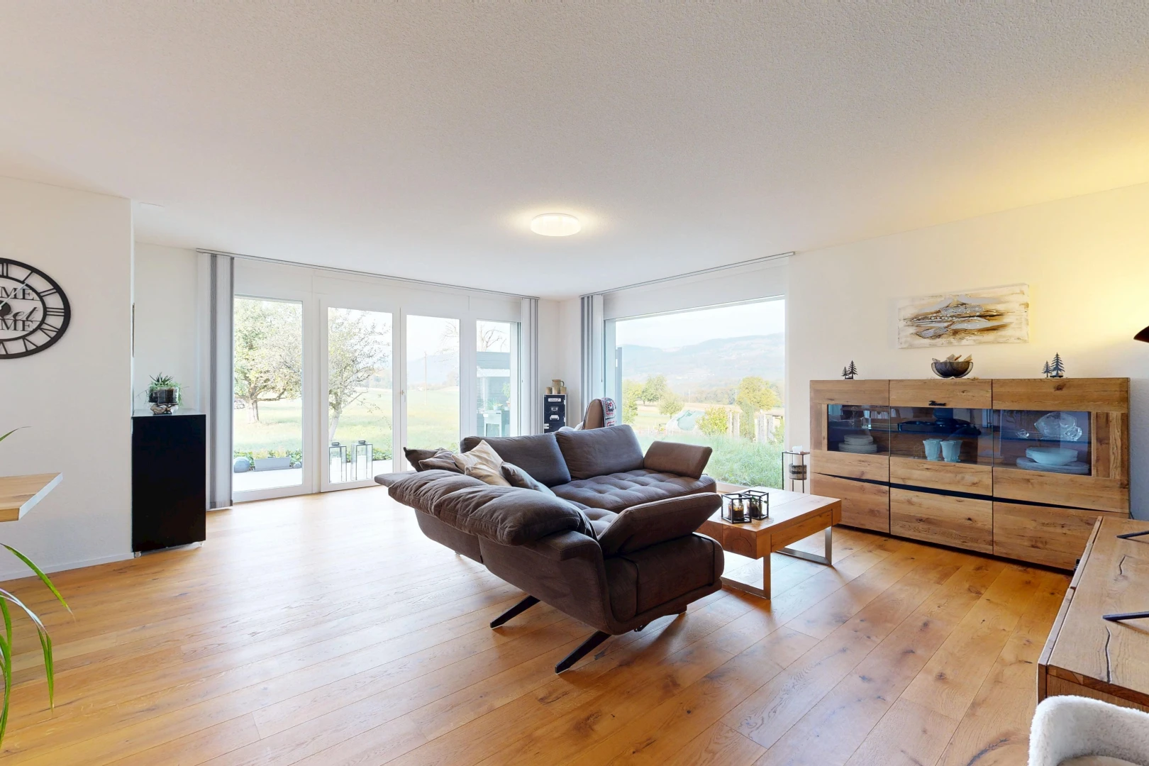 salon avec wood finish floor, sol en finition bois, inside property, drywall, et cloison sèche