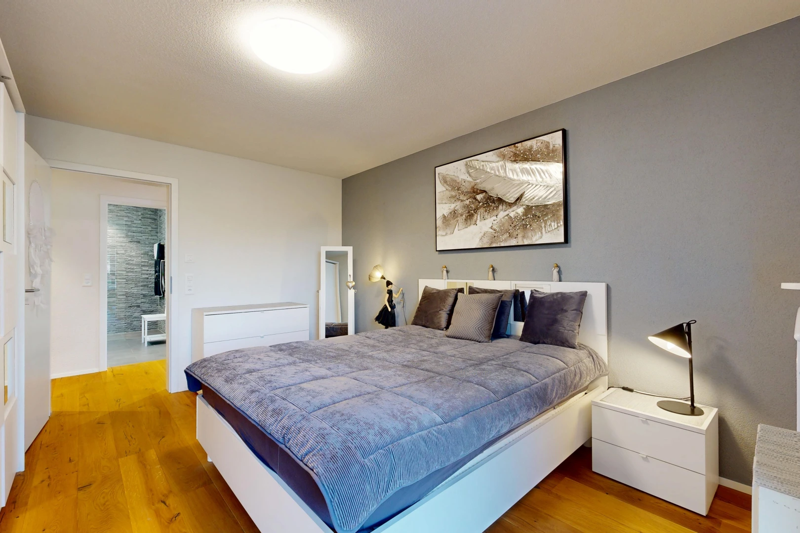 chambre avec drywall, cloison sèche, wood finish floor, sol en finition bois, et inside property