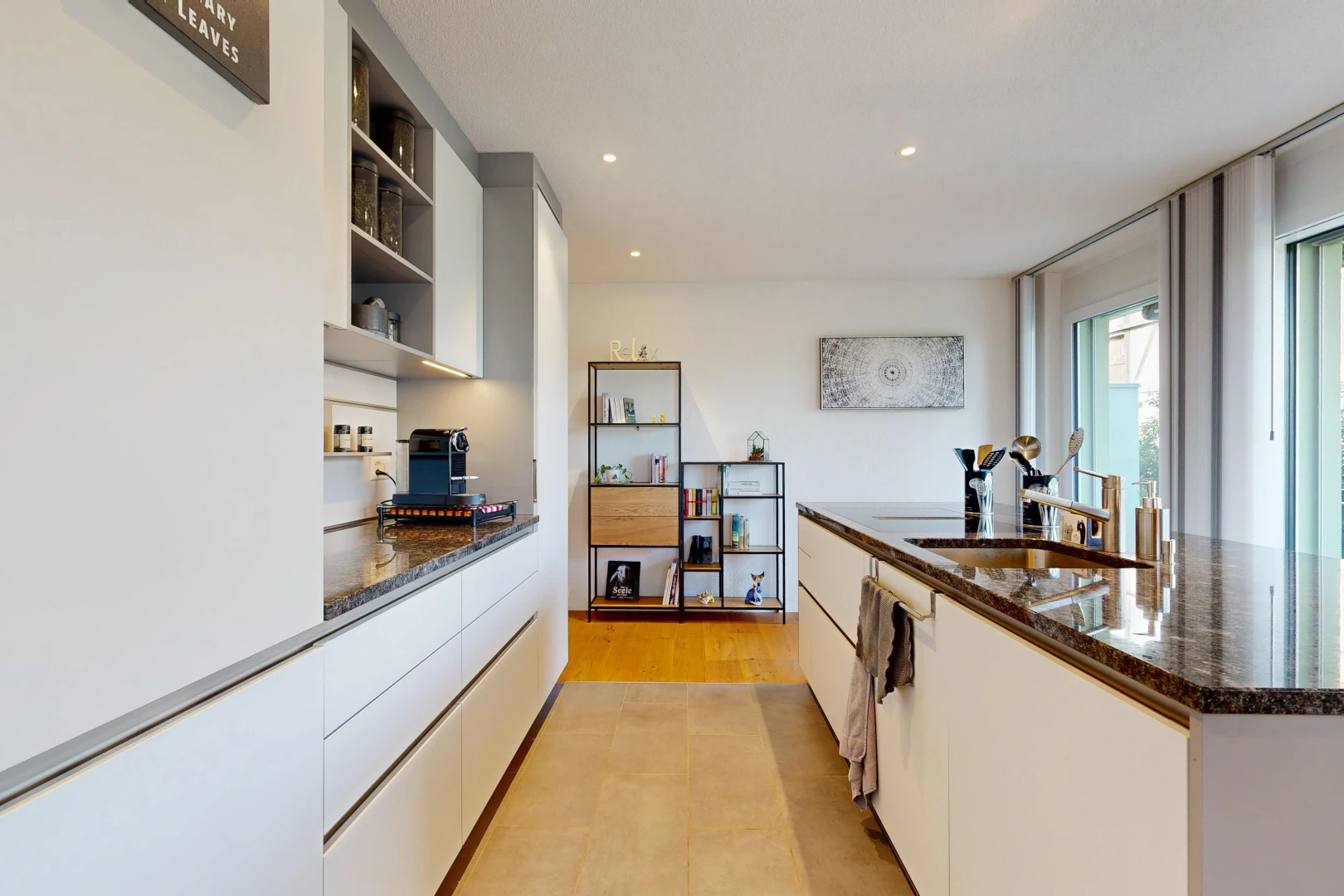 cuisine avec dark countertops, stone countertops, plans de travail en pierre, light floor, et étagères intégrées