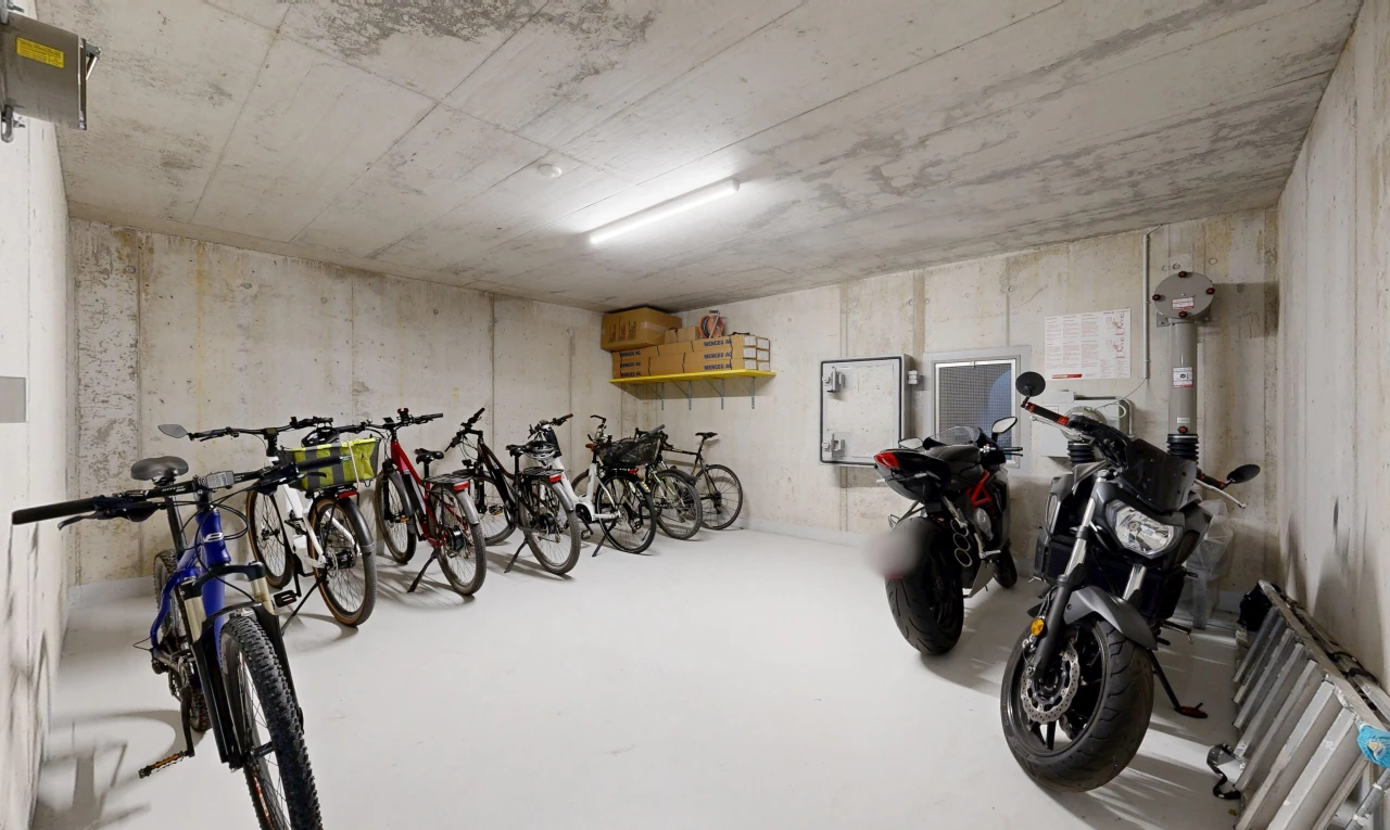 gym avec concrete floor, sol en béton, inside property, concrete ceiling, et plafond en béton