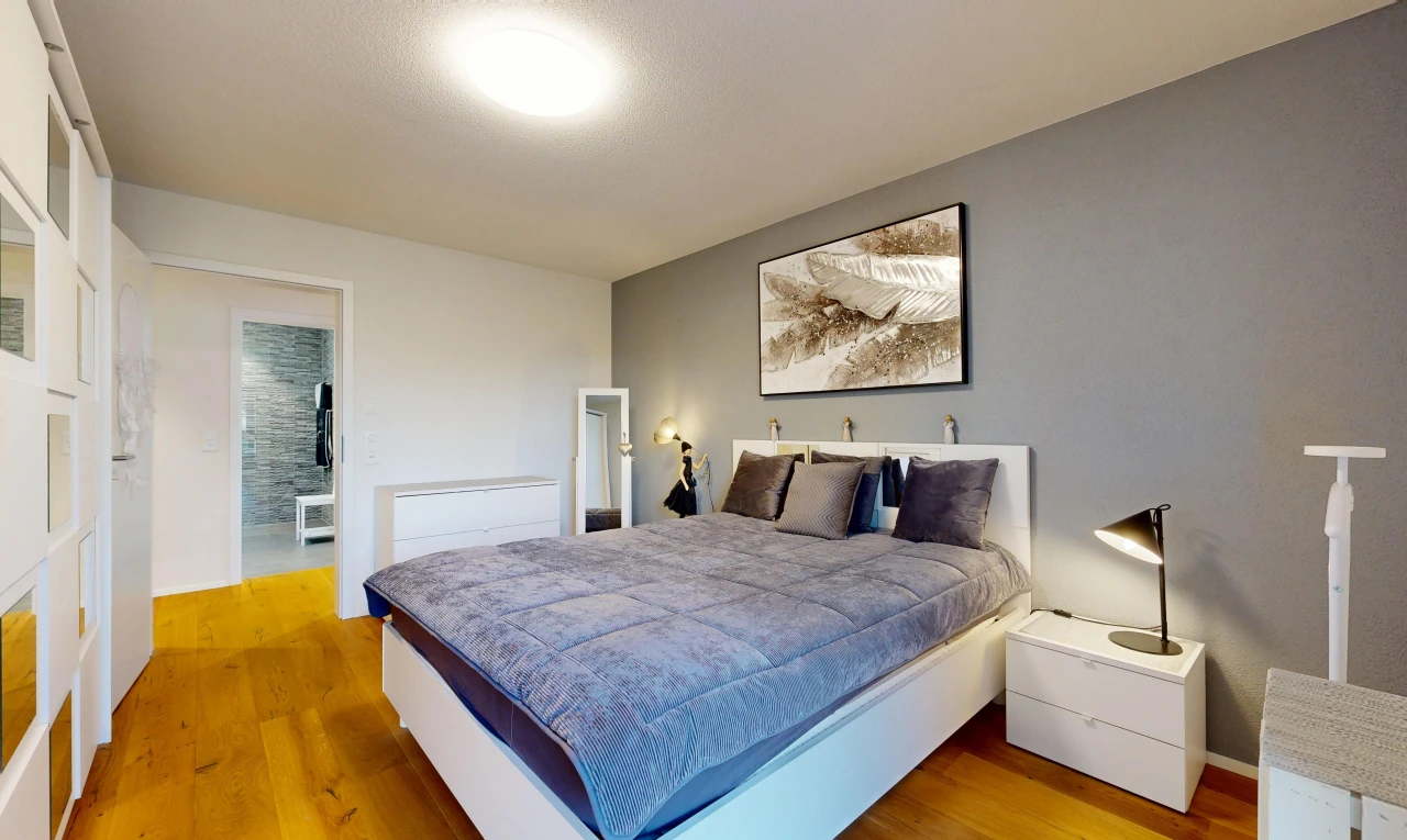 chambre avec drywall, cloison sèche, wood finish floor, sol en finition bois, et inside property