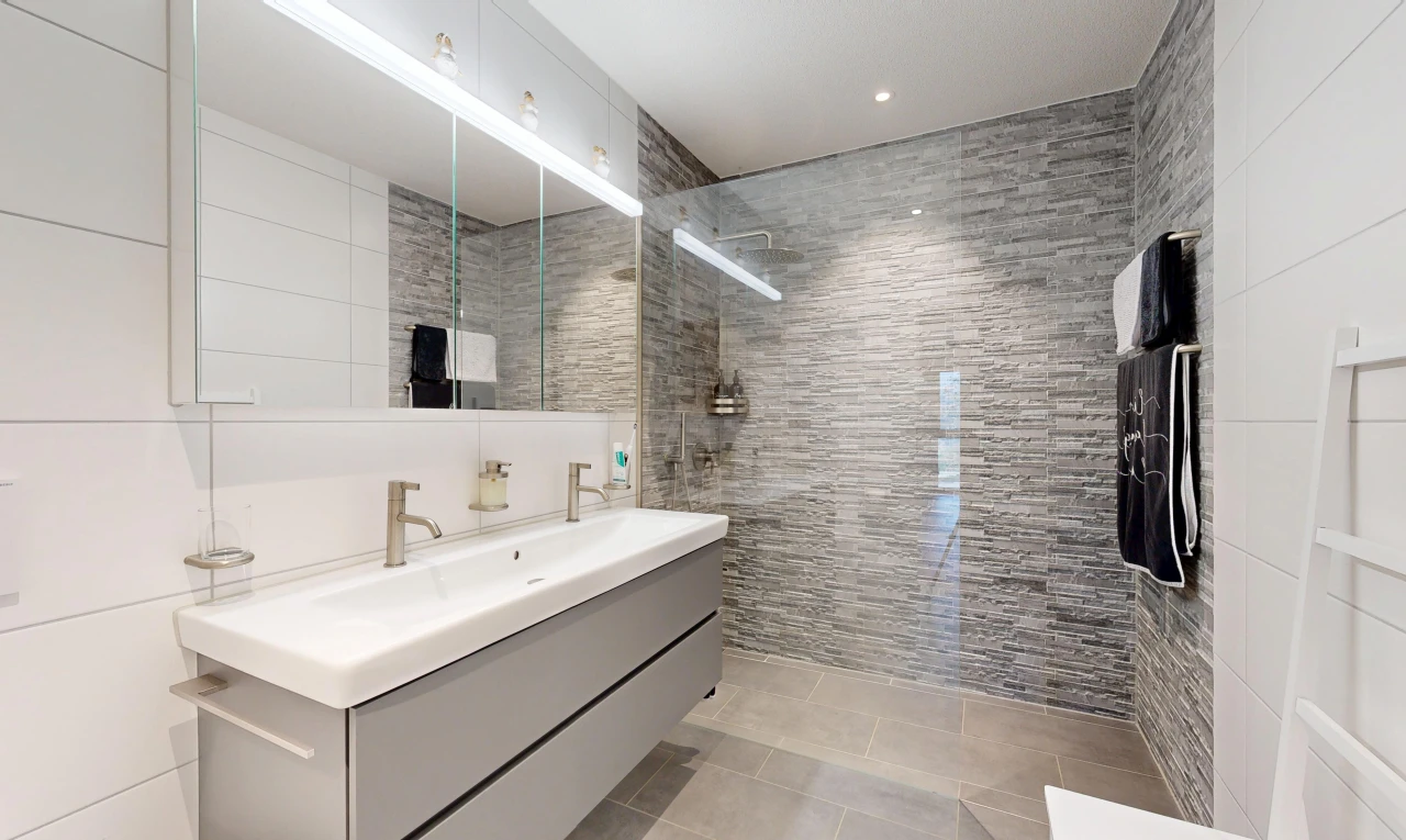 salle de bains avec douche, salle de bain complète, double vasque, light floor, et tile wall