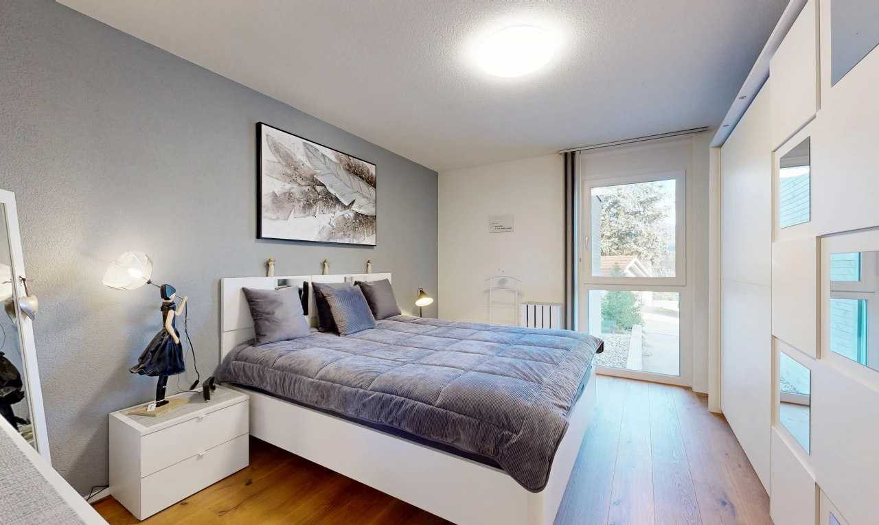 chambre avec wood finish floor, sol en finition bois, et inside property