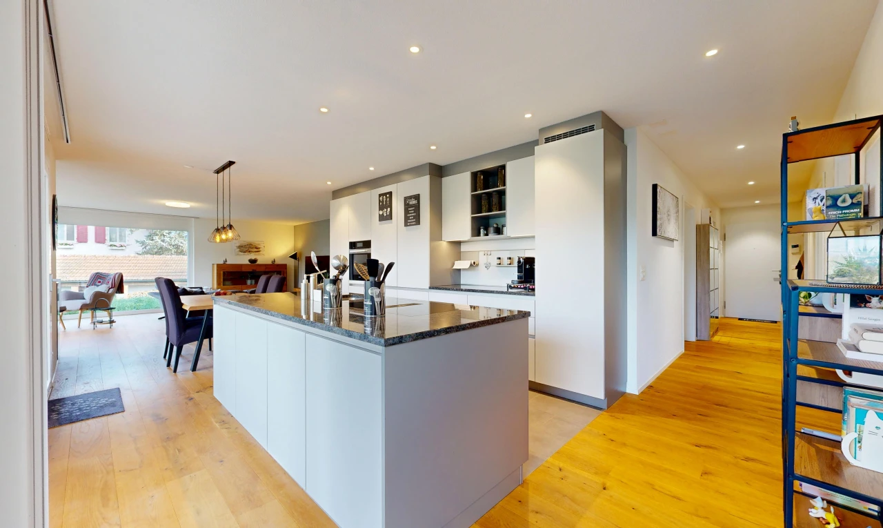 cuisine avec dark countertops, éclairage encastré, kitchen island, îlot de cuisine, et wood finish floor