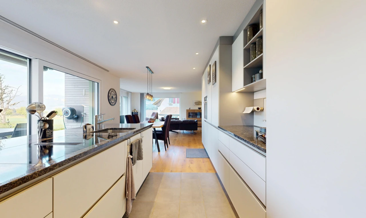 cuisine avec dark countertops, stone countertops, plans de travail en pierre, light floor, et éclairage encastré