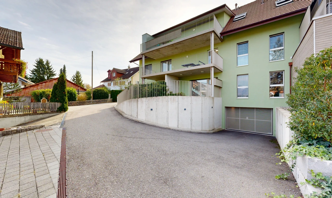 extérieur du bâtiment avec garage intégré, allée, et from community