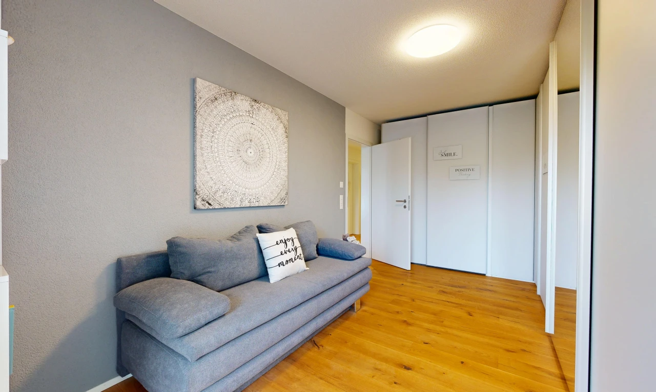 salon avec sol en finition bois, wood finish floor, light floor, inside property, et placard